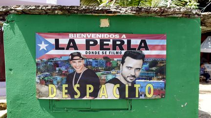 Une affiche à&nbsp;San Juan (Porto Rico) qui explique que "Despacito" de Daddy Yankee et Luis Fonsi, visionnée plus 5 milliards de fois sur YouTube, a été tournée dans le quartier de La Perla. (RICARDO ARDUENGO/AP/SIPA / AP)