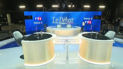 L'éditorialiste politique de France Télévisions Nathalie Saint-Cricq, présente sur le plateau du 13 Heures, mercredi 20 avril, explique si le débat de l'entre-deux-tours qui se tiendra dans la soirée peut faire basculer le vote des électeurs. (FRANCE 2)