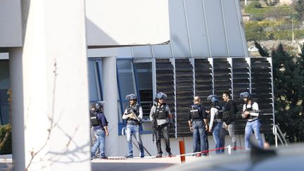 Intervention des forces de l'ordre au lycée Alexis de Tocqueville à Grasse (Alpes-Maritimes), après l'intrusion d'un élève armé, le 16 mars 2017. (MAXPPP)