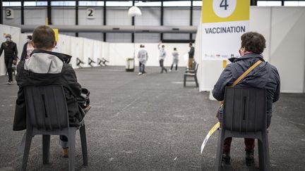 Des volontaires attendent leur injection, dans un centre de vaccination contre le Covid-19, à Bordeaux, le 18 mai 2021. (FABIEN PALLUEAU / NURPHOTO / AFP)