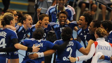 La joie des handballeuses de l'&eacute;quipe de France apr&egrave;s leur victoire sur la Russie (25-23) &agrave; Sao Paulo (Br&eacute;sil) lors du championnat du monde, le 14 d&eacute;cembre 2011.&nbsp; (YASUYOSHI CHIBA /AFP)