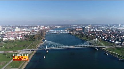 Avenue de l'Europe. Strasbourg-Kehl : main dans la main (FRANCE 3 / FRANCETV INFO)