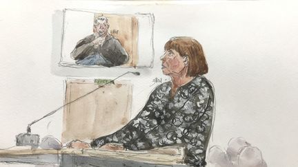 Ce croquis, réalisé le 17 septembre 2024, montre Gisèle Pelicot à la barre alors que le principal accusé du procès des viols de Mazan, Dominique Pelicot, apparaît sur un écran pendant son procès à la cour criminelle du Vaucluse. (BENOIT PEYRUCQ / AFP)