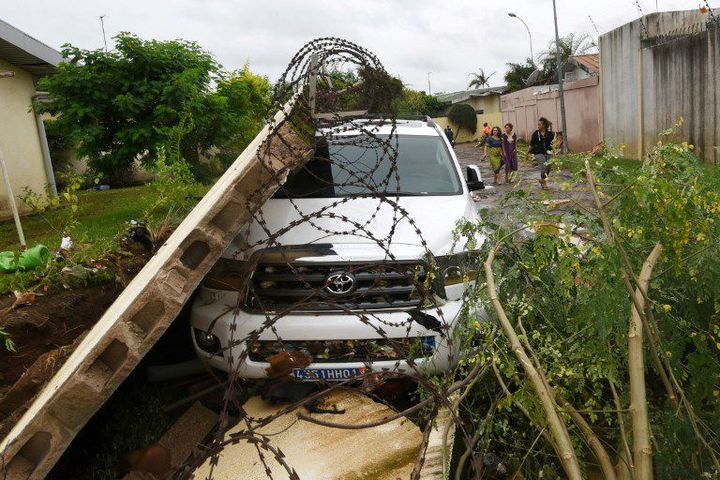 Dans une rue d'Abidjan après les inondations le 19 juin 2018 (SIA KAMBOU / AFP)