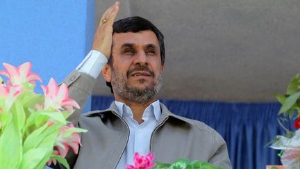 Le pr&eacute;sident iranien, Mahmoud Ahmadinejad,&nbsp;durant une visite sur l'&icirc;le iranienne d'Abu Moussa, le 11 avril 2012. (AFP PHOTO / HO / PRESIDENT.IR)