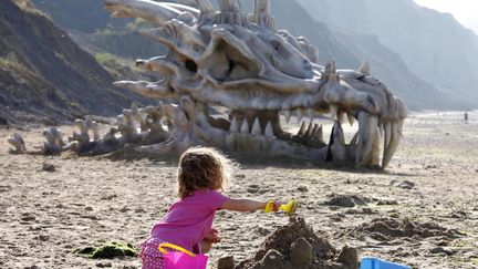 Pour c&eacute;l&eacute;brer la diffusion de la s&eacute;rie Game of Thrones&nbsp;via son service de vid&eacute;o &agrave; la demande, la soci&eacute;t&eacute; britannique Blinkbox a install&eacute; une r&eacute;plique de cr&acirc;ne de dragon sur la plage de Charmouth (Royaume-Uni), le 15 juillet 2013. (DAVID PARRY / PA WIRE)