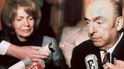 Pablo Neruda et son épouse à Paris le 21 octobre 1971. Alors ambassadeur du Chili en France, le poète venait de recevoir le Nobel de littérature
 (STF / AFP)