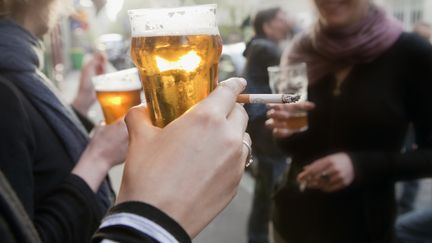 Les Europ&eacute;ens consomment en moyenne l'&eacute;quivalent de 12,5 litres d'alcool pur par an, selon&nbsp;une &eacute;tude de l'OMS. (STÉPHANE OUZOUNOFF / PHOTONONSTOP / AFP)