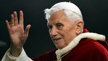 Le pape Beno&icirc;t XVI salue la foule lors de la rencontre europ&eacute;enne de la communaut&eacute; de Taiz&eacute;, place Saint-Pierre (Vatican), le 29 d&eacute;cembre 2012. (ALBERTO PIZZOLI / AFP)