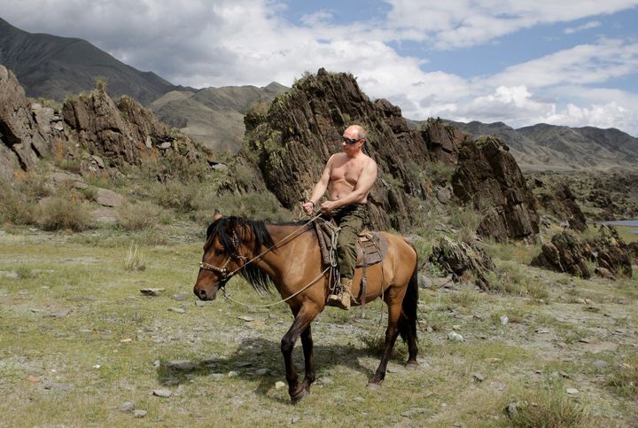 Le président russe Vladimir Poutine à cheval en Sibérie, le 3 août 2009. (ALEXEY DRUZHININ / RIA NOVOSTI / AFP)