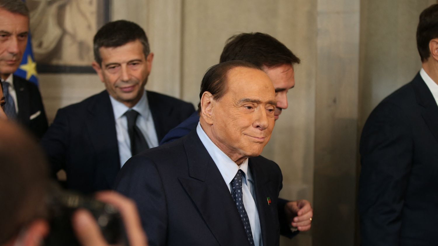 Un piano per rinominare l’aeroporto principale di Milano in onore di Silvio Berlusconi sta suscitando perplessità in Italia