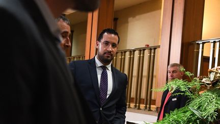 Alexandre Benalla quitte le Sénat après avoir été auditionné, le 19 septembre 2018, à Paris.&nbsp; (ALAIN JOCARD / AFP)