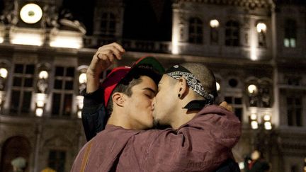 Deux hommes s'embrassent lors d'un rassemblement contre l'homophobie, devant la mairie de Paris, le 15 novembre 2012.&nbsp; (CITIZENSIDE.COM / AFP)