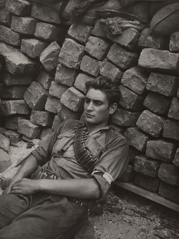 Robert Doisneau, 23 août 1944 - FFI, boulevards Saint-Michel et Saint-Germain
 (Photographie originale © Robert DOISNEAU / RAPHO Reproduction : © Musée Carnavalet / Parisienne de photographie)