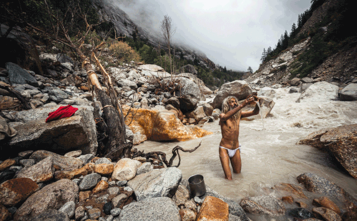 Ce sâdhu honore la déesse Ganga...dans une eau à 2 degrés. (FRANCK VOGEL / GEO)