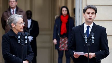 Le nouveau Premier ministre, Gabriel Attal, lors de la passation de pouvoir avec Elisabeth Borne, le 9 janvier 2024 à Matignon, à Paris. (LUDOVIC MARIN / AFP)