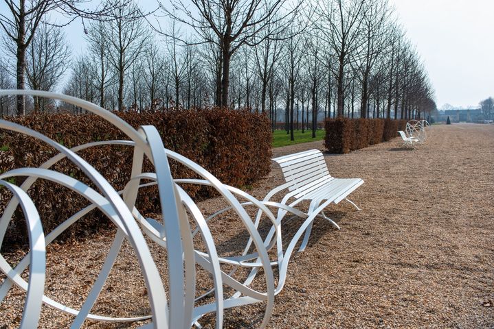 Les "Bancs Spaghetti" de Pablo Reinoso. (Domaine national de Chambord)