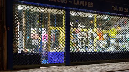 La vitrine d'un magasin fermé à Reims (Marne), le 6 mai 2022. (GILLES TARGAT / GILLES TARGAT / PHOTO12 / AFP)