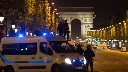 Les forces de l'ordre sécurisent les Champs-Elysées à Paris, après l'attaque contre les policiers, jeudi 20 avril 2017. (IRINA KALASHNIKOVA / SPUTNIK / AFP)