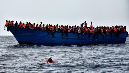 Des migrants attendent leur sauvetage au large de la Libye, en mer Méditerranée, le 3 octobre 2016.&nbsp; (ARIS MESSINIS / AFP)