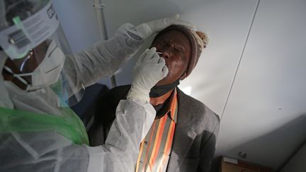 Un chauffeur de taxi de Pretoria testé au coronavirus (illustration). (PHILL MAGAKOE / AFP)