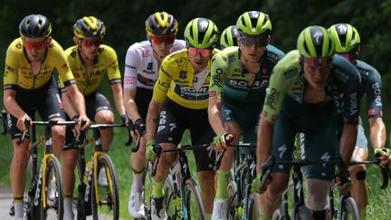 La garde rapprochée de la formation BORA-Hansgrohe autour de son leader et maillot jaune, Primoz Roglic, lors de la 8e étape du Critérium du Dauphiné, le 9 juin 2024. (THOMAS SAMSON / AFP)