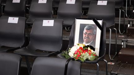 Un portrait de Walter Lübcke, hommage à l'élu retrouvé mort chez lui à Kassel, le 2 juin 2019. (YANN WALSDORF / PICTURE ALLIANCE / AFP)