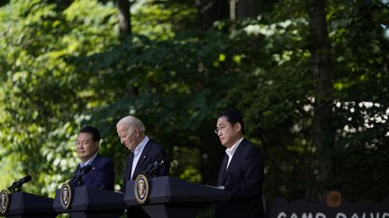 Il presidente degli Stati Uniti Joe Biden, il primo ministro giapponese Fumio Kishida e il presidente sudcoreano Yoon Sok Yul durante una conferenza stampa a Camp David nel Maryland, USA, 18 agosto 2023 (KENT NISHIMURA / AFP)