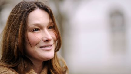 Carla Bruni-Sarkozy, l'&eacute;pouse du pr&eacute;sident sortant Nicolas Sarkozy,&nbsp;&agrave; Garches (Hauts-de-Seine), le 12 janvier 2012. (ERIC FEFERBERG / POOL / AFP)