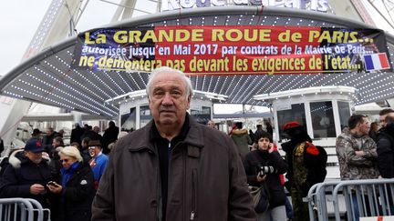 Marcel Campion pose devant la grande roue de la Place de la Concorde (Paris), le 24 novembre 2016. (BERTRAND GUAY / AFP)