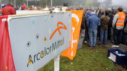 Des salari&eacute;s d'ArcelorMittal manifestent devant leur usine, le 1er octobre 2012 &agrave; Florange&nbsp;(Moselle).&nbsp; (JEAN-CHRISTOPHE VERHAEGEN / AFP)