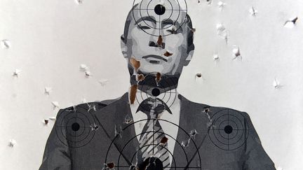 Une cible &agrave; l'effigie du pr&eacute;sident russe Vladimir Poutine est expos&eacute;e dans un club de tir &agrave; Lviv (Ukraine), le 31 ao&ucirc;t 2014. (YURIY DYACHYSHYN / AFP)