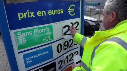 Lundi 28 mars, alors que le prix des carburants repart à la hausse, certaines communes viennent en aide aux consommateurs à l'aide de chèques énergie ou de remises. &nbsp; (France 2)