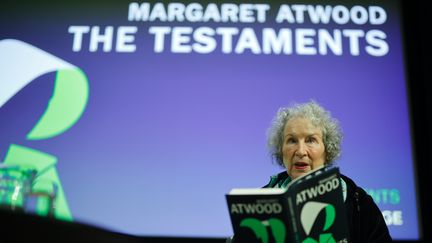 L'auteure canadienne Margaret Atwood lors d'une conférence de presse à Londres à l'occasion de la sortie de son livre "Les Testaments". (TOLGA AKMEN / AFP)