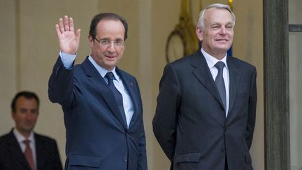 Fran&ccedil;ois Hollande (&agrave; gauche), et Jean-Marc Ayrault, 26 juin 2012 &agrave; Paris. (FRED DUFOUR / AFP)