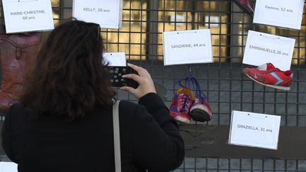 Le 25 novembre 2017, des chaussures peintes en rouge sont accrochées devant le tribunal de Nantes (Loire-Atlantique). Elles portent le nom et l'âge des femmes victimes de violences, de harcèlement, d'agressions sexuelles et de meurtres.&nbsp;&nbsp; (DAMIEN MEYER / AFP)