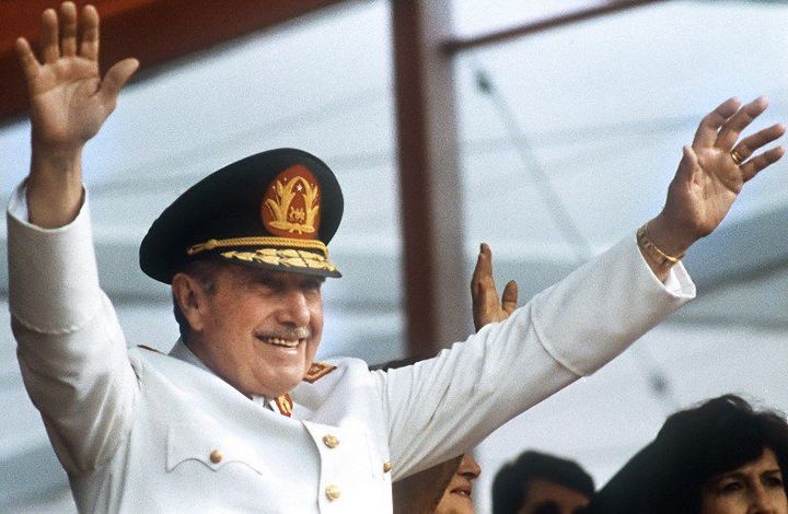 Le général Augusto Pinochet salue la foule à Santiago le 11 septembre 1986, jour anniversaire de son coup d'Etat (11 septembre 1973). (AFP - Marco Ugarte)