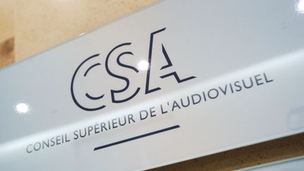 Le logo du Conseil supérieur de l'audiovisuel (CSA), à Paris, le 29 juillet 2014. (THOMAS SAMSON / AFP)