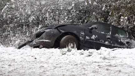 La neige est de retour en Normandie. Les premiers flocons de l'année sont tombés, jeudi 21 novembre, dans l'Orne.  Toute la région a été placée en vigilance orange neige et verglas par Météo France.