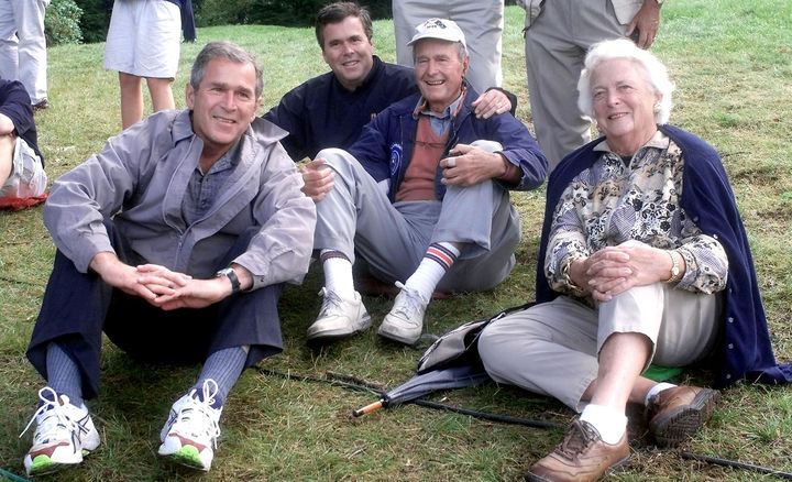 De gauche &agrave; droite,&nbsp;George W. Bush Junior, Jeb Bush, George Bush p&egrave;re et Barbara Bush, r&eacute;unis le 25 septembre 1999, &agrave; Brookline (Massachusetts). (JOHN MOTTERN / AFP)