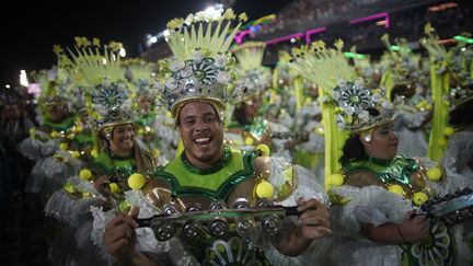 Des musiciens de l'école de samba Imperatriz, le 22 avril 2022, à Rio de Janeiro. (MAURO PIMENTEL / AFP)