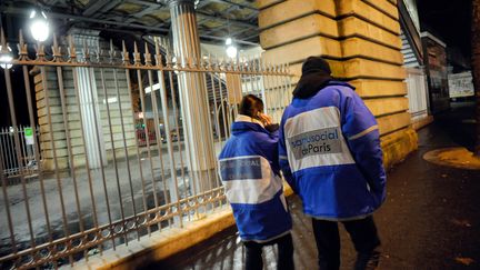 Des bénévoles du Samu Social effectuent une maraude, le 04 décembre 2008, à Paris.&nbsp;(Photo d'illustration) (STEPHANE DE SAKUTIN / AFP)