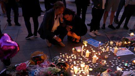 Deux femmes rendent hommage, mardi 23 avril, aux victimes de l'attentat de Manchester (Royaume-Uni).&nbsp; (PETER NICHOLLS / REUTERS)