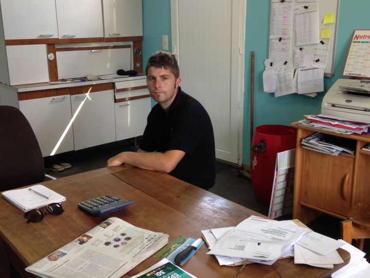 Christophe, producteur laitier à Betton (Ille-et-Vilaine), dans son bureau, le 30 août 2016. (ELISE LAMBERT / FRANCE INFO)