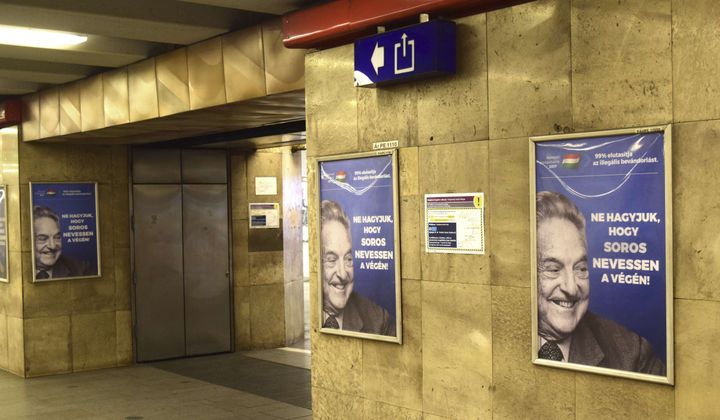 "Ne laissez pas George Soros rire en dernier&nbsp;!" clament&nbsp;ces affiches du gouvernement hongrois contre George Soros dans le métro&nbsp;de Budapest (Hongrie), le 12 juillet 2017. (PABLO GORONDI / AP / SIPA)