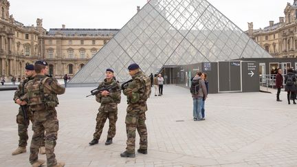 Des militaires en patrouille devant la pyramide du Louvre, à Paris, le 16&nbsp;novembre 2015. (MAXPPP)