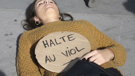 Une militante du collectif #Noustoutes avec une pancarte "Halte au viol", pendant une mobilisation à Paris le 29 septembre dernier. (ZAKARIA ABDELKAFI / AFP)