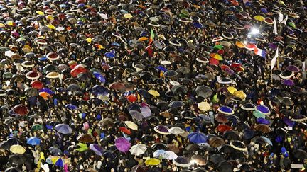 Les fid&egrave;les attendent l'apparition du nouveau pape sur la place Saint-Pierre au Vatican, le 13 mars 2013. (MAX ROSSI / REUTERS)