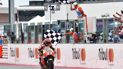 Marc Marquez vainqueur du Grand Prix de Saint-Marin sous la pluie. (ANDREAS SOLARO / AFP)