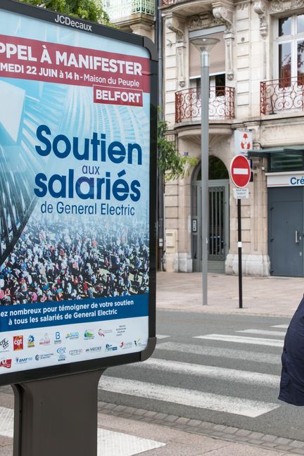 Eric Weiss devant l'un des nombreux panneaux de la campagne d'affichage financée par le maire, Damien Meslot (LR), à Belfort, le 21 juin 2019. (GUILLEMETTE JEANNOT / FRANCEINFO)